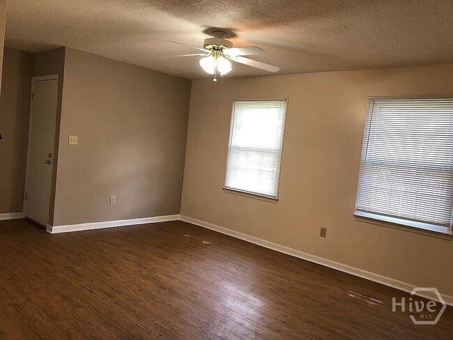 Building Photo - 370 Jockey Club Dr