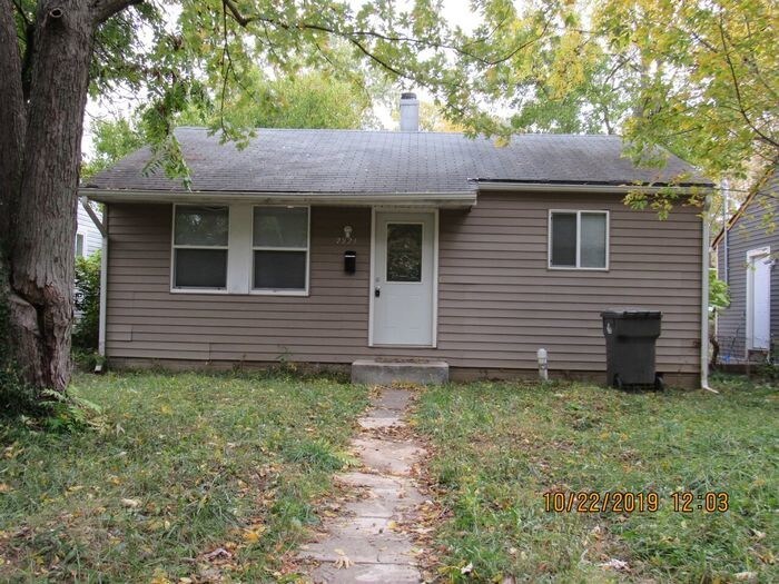 Primary Photo - 2921 N Gladstone Ave