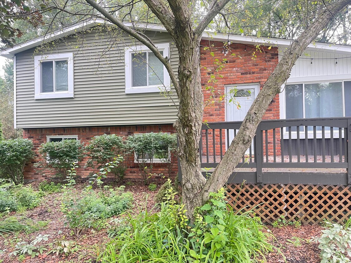 Primary Photo - 301 Burgess Dr