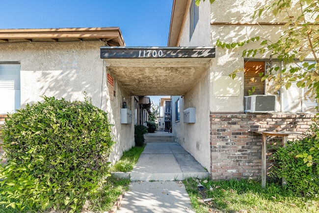 Entrada - 11700 Glenoaks Blvd