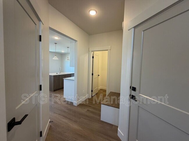 Building Photo - 571 E Hemsworth Ln