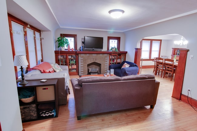 Living Room - 1621 N Astor St