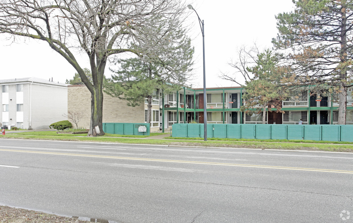 Primary Photo - Pinecrest Apartments