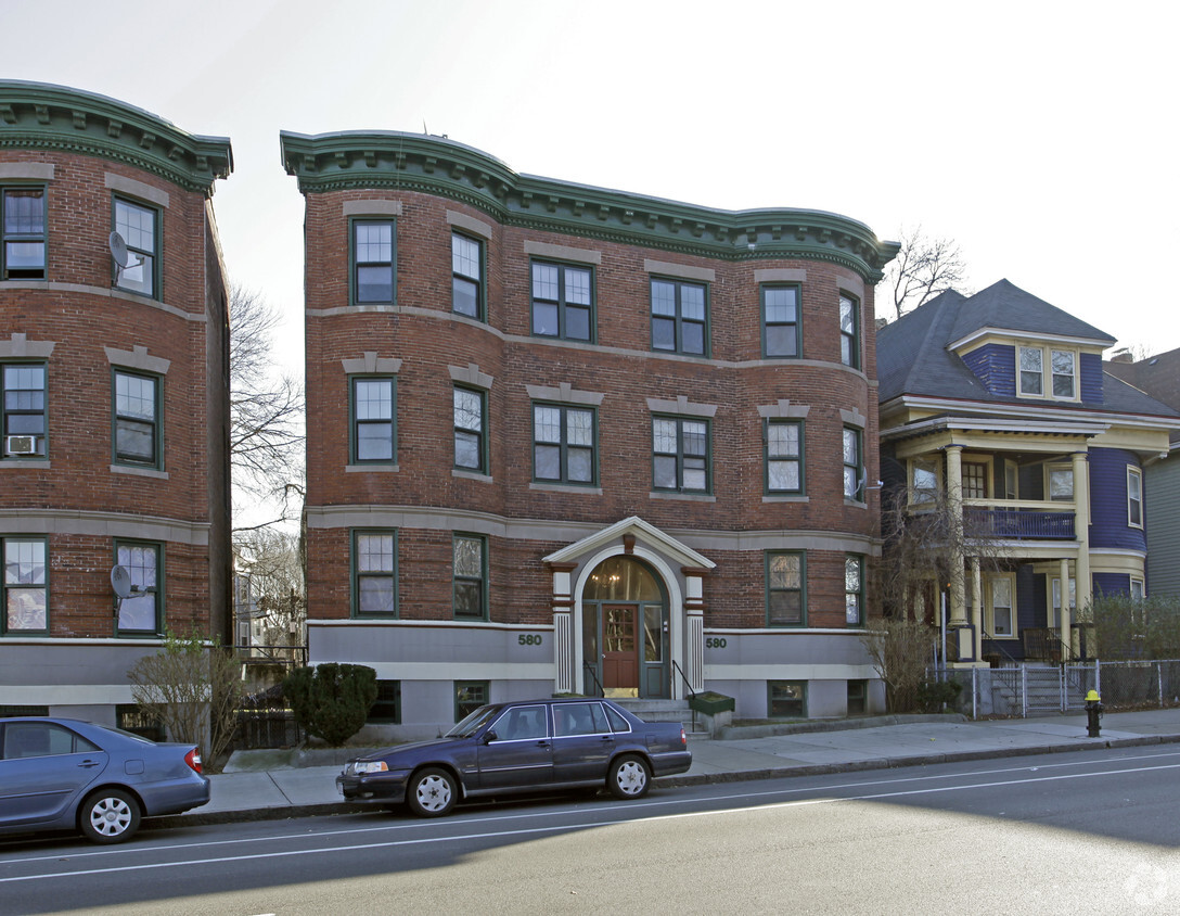 Foto del edificio - 580-580A Blue Hill Ave