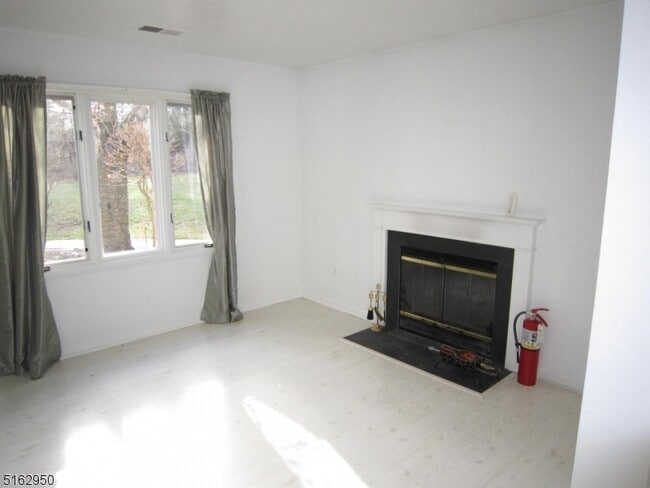 Building Photo - 87 Village Dr