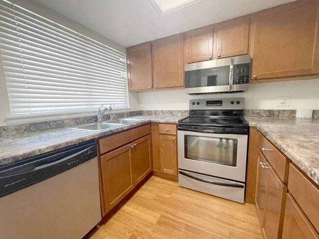 Building Photo - 2 bedroom master suites,2 bathrooms! 1 car...