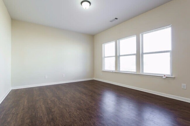 Building Photo - 4212 Oak Field Dr