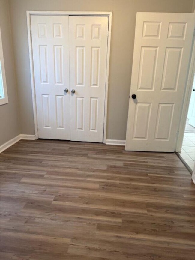 Building Photo - Completely Renovated House in central location