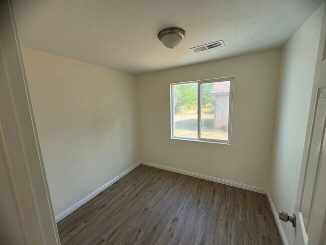 Foto del edificio - 2261 Ithaca St