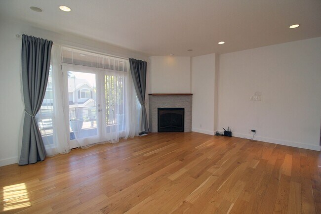 Foto del edificio - Stunning Modern 4 Bedroom/4 Bath Home Back...