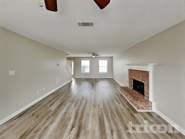 Building Photo - 1055 Maria Dr