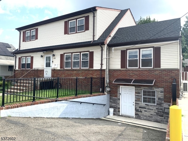 Primary Photo - 700 Louis Ave
