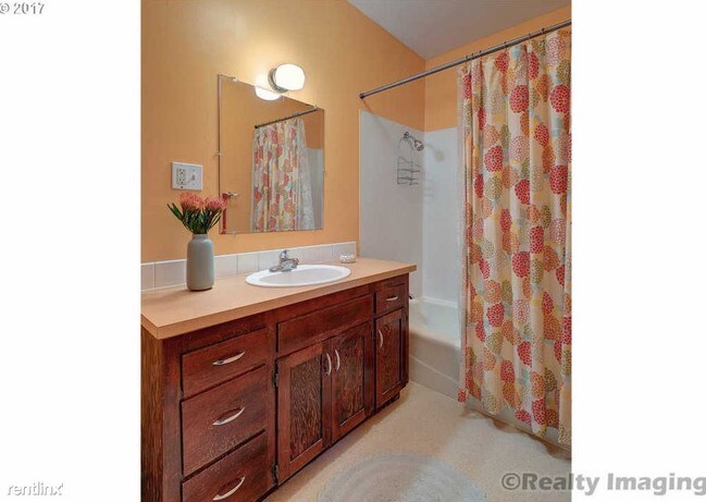 Building Photo - 2 br, 1.5 bath House - 4420 SE Bybee Blvd