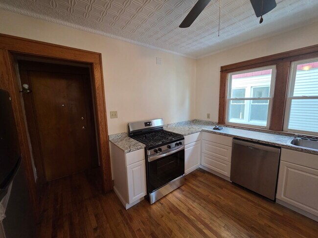 Estufa de acero inoxidable nueva en cocina nueva. - 144 Forest Hill Dr