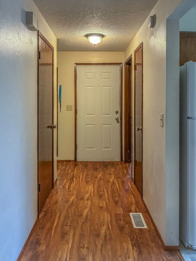 Foto del edificio - Hillsboro Duplex- 2 Bedroom 1 bathroom with fenced in yard available !