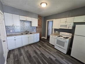Building Photo - 150 Gardiner Ave