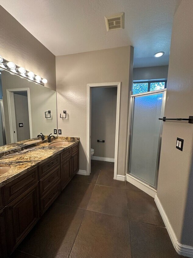 Primary Photo - Super Sharp and Spacious 3 Bedroom 2 Bath ...