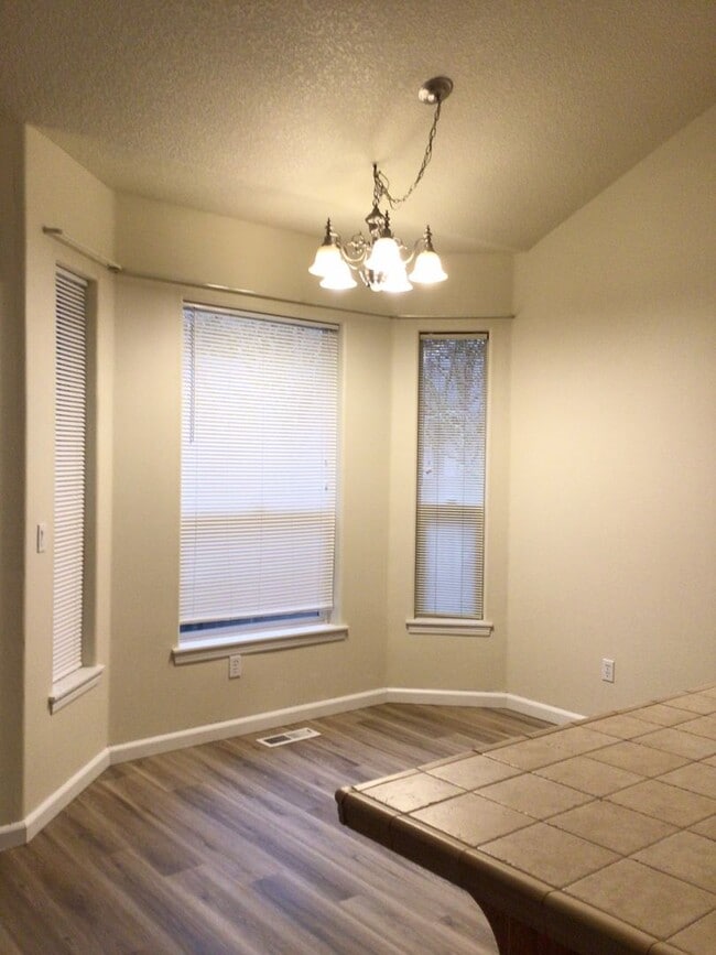 Building Photo - 3 Bedroom Home in Sherwood Neighborhood