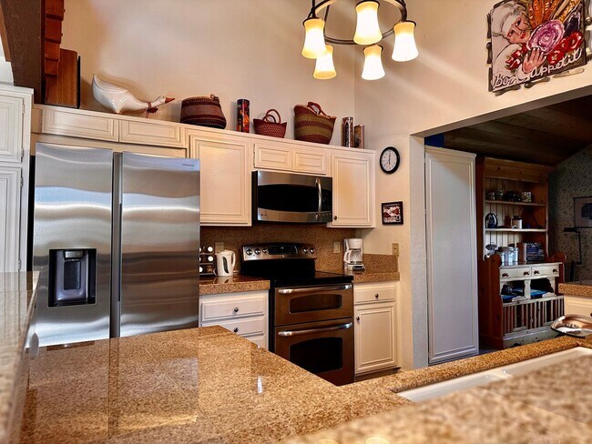 Foto del edificio - Stunning 3-Bedroom + Loft, 2.5-Bathroom Retreat in Snowcreek – $6,500/Month + Utilities