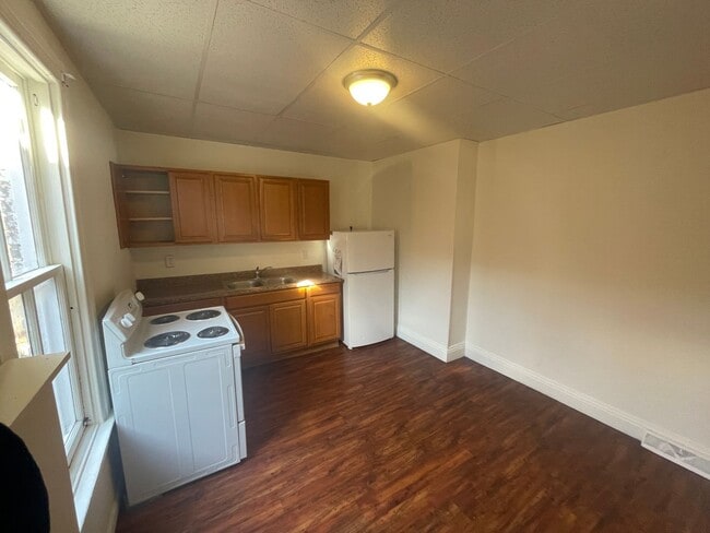 Building Photo - 2nd/3rd Floor 3 Bedroom Apartment in the "Avenues" -York City SD