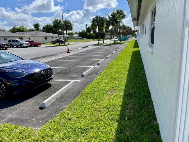 Foto del edificio - 5719 NW 28th St