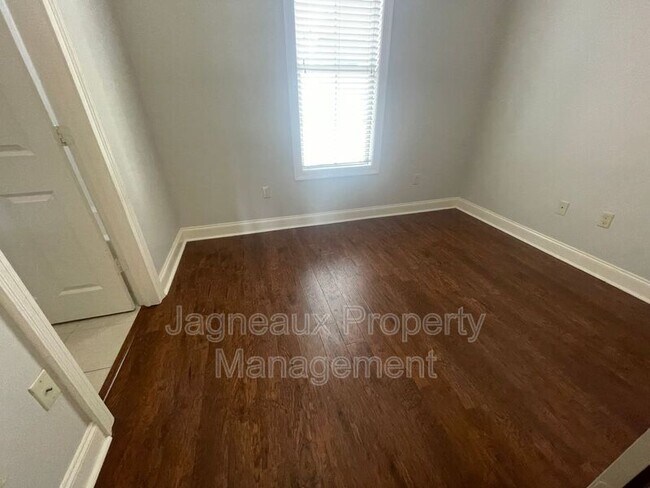 Foto del edificio - 102 Hargrave Dr