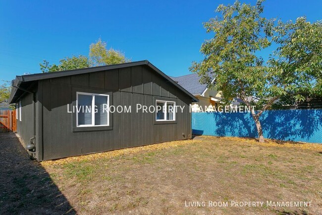 Building Photo - 3822 SE 62nd Ave
