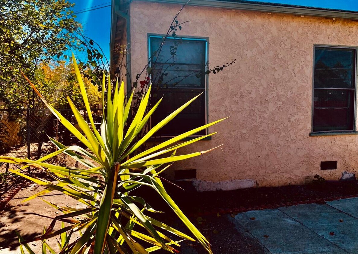 Foto principal - 11040 Cantlay St