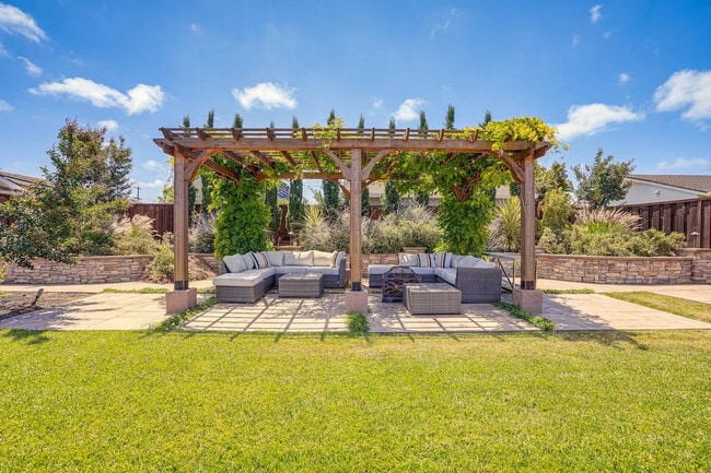 Building Photo - 1338 Thais Ln