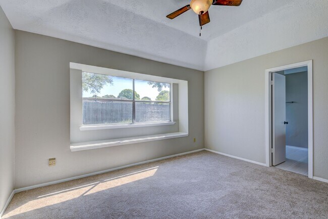 Foto del edificio - 412 Meadowpoint Dr