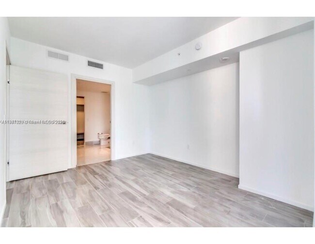 Building Photo - 801 S Miami Ave