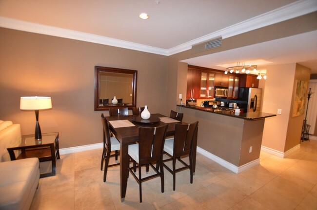 Building Photo - Meridian 2 BED|2BA FURNISHED CONDO 1 BLOCK...