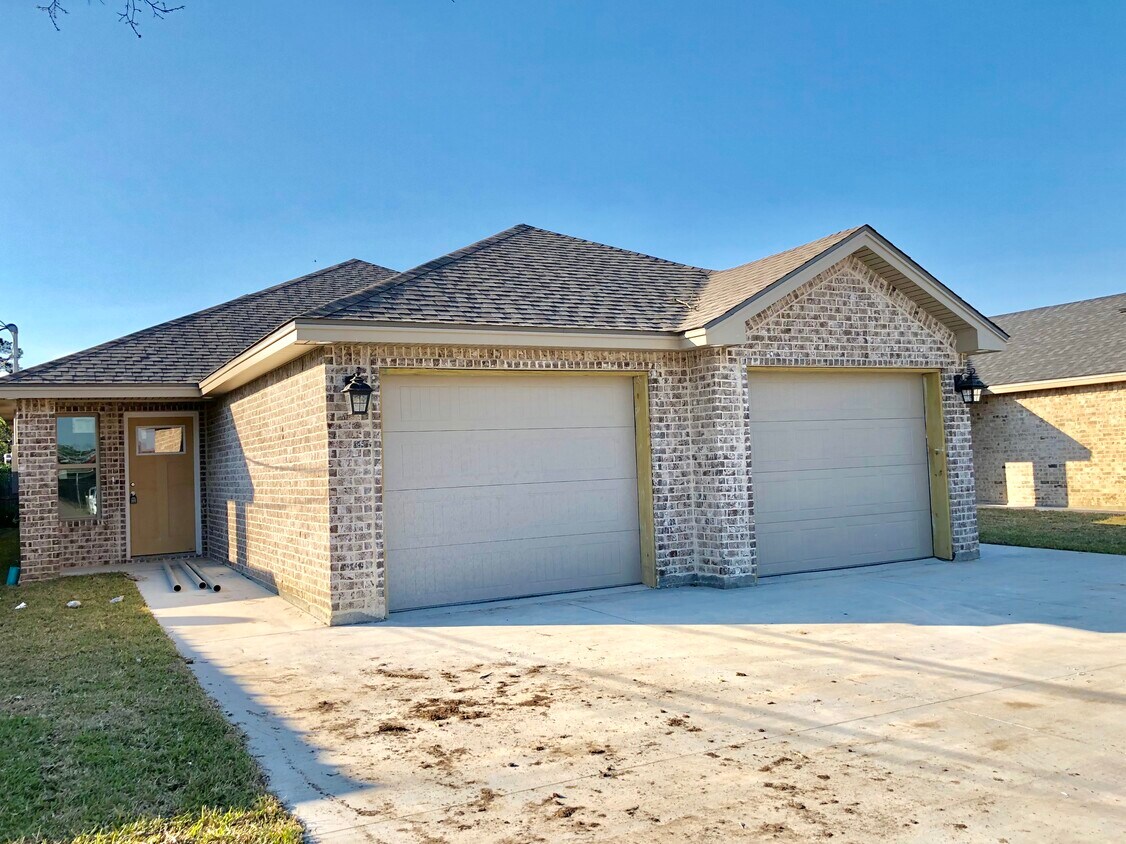 2518 Avenue H Ste B, Nederland, TX 77627 Townhome Rentals in