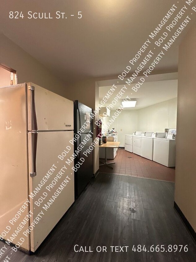 Building Photo - 824 Scull St