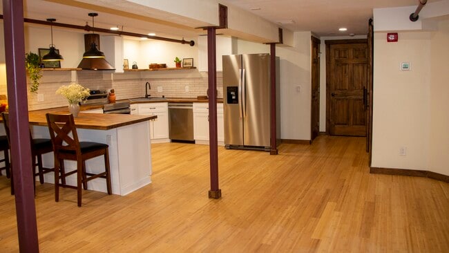 Building Photo - 423 W 1st Ave