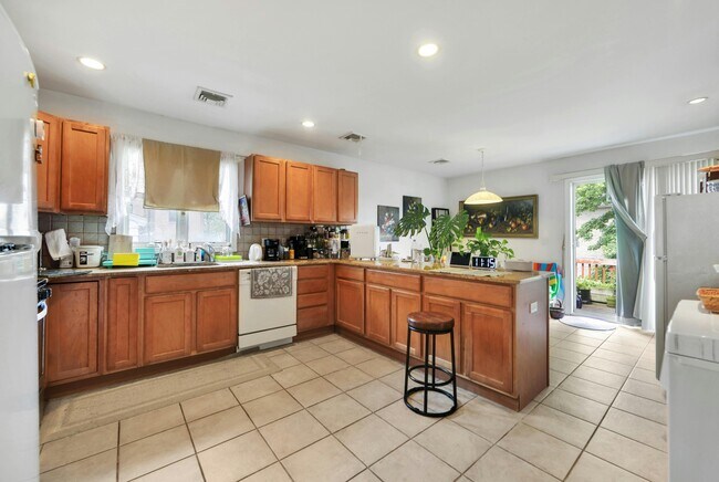 Building Photo - 467 3rd St