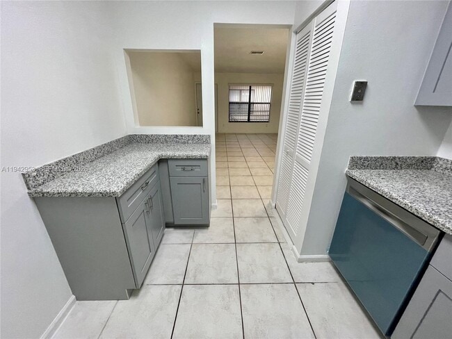 Foto del edificio - 10992 Royal Palm Blvd