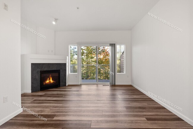Building Photo - Charming Townhome w/ Fireplace, Balcony & ...