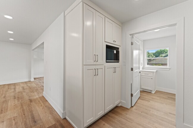 Building Photo - 2701 MacArthur Dr