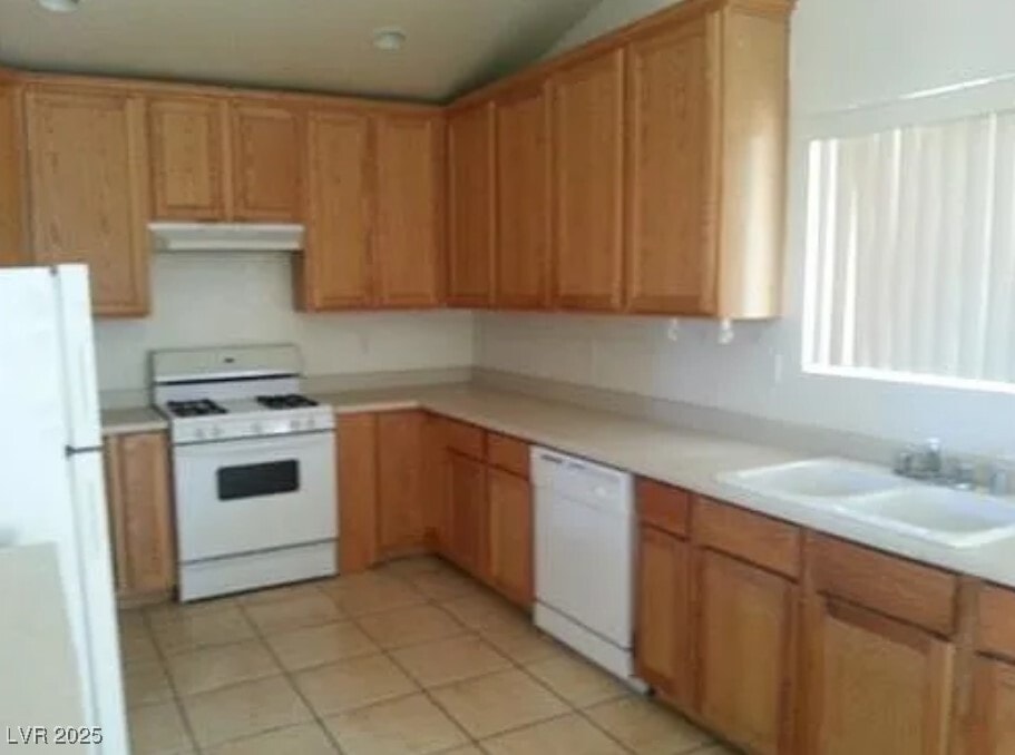 Building Photo - 3736 Rose Canyon Dr