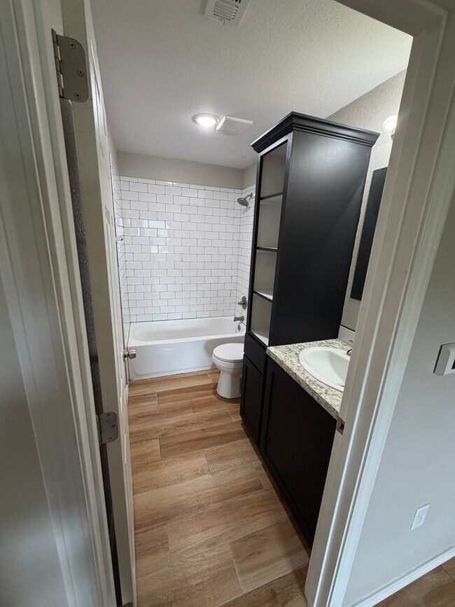 Foto del edificio - 2 BEDROOM 1 BATH HOUSE ALL ELECTRIC TILE FLOORING CENTRAL HEAT & AIR STACK WASHER/DRYER INCLUDED