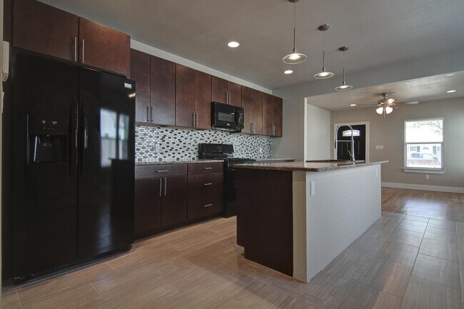 Foto del edificio - UT PRE-LEASE: 2013 Completely Remodeled 6 ...