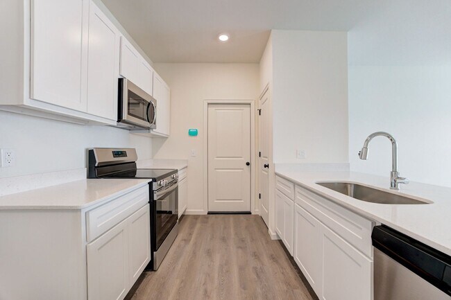 Foto del edificio - New Construction-Never Lived in Duplex, Pe...