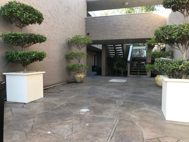 Building Entrance - 675 Sharon Park Dr