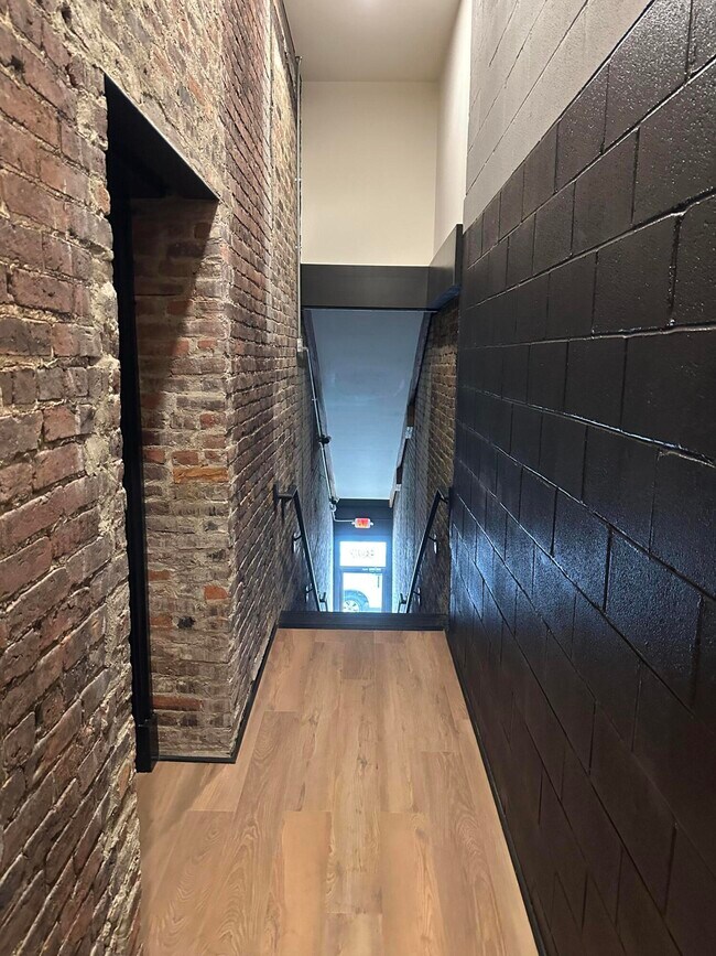 Building Photo - 307 W Main St