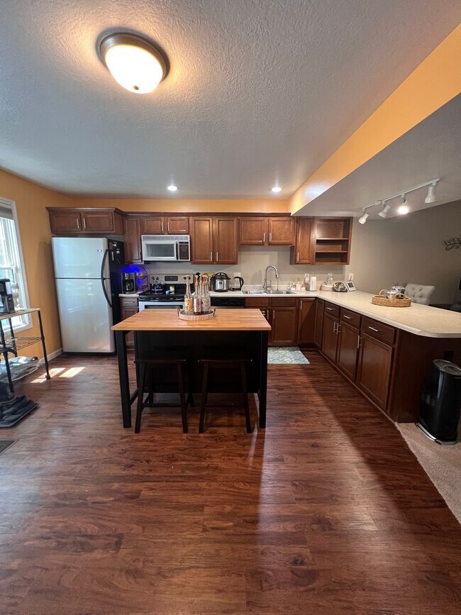 Building Photo - 5715 Vinca Ln
