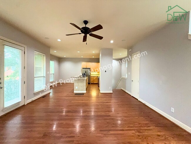 Foto del edificio - Elegant and Spacious 2-Bedroom Townhome with Rooftop View in Dallas