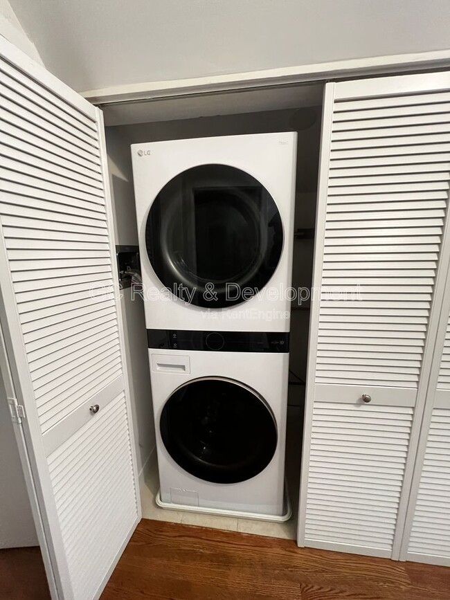 Photo - 1423 W Oakdale Ave Apartment