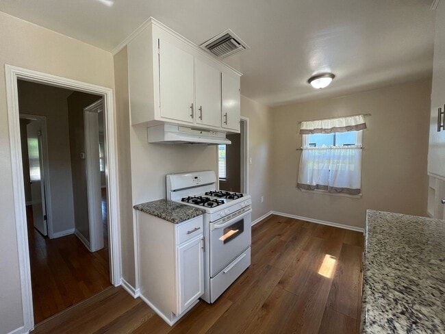 Building Photo - AVAILABLE NOW! 3+2 w/bonus room + applianc...