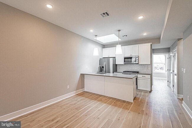 Building Photo - 715 S 51st St